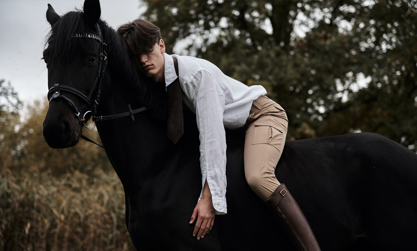 Model liegend auf Pferd